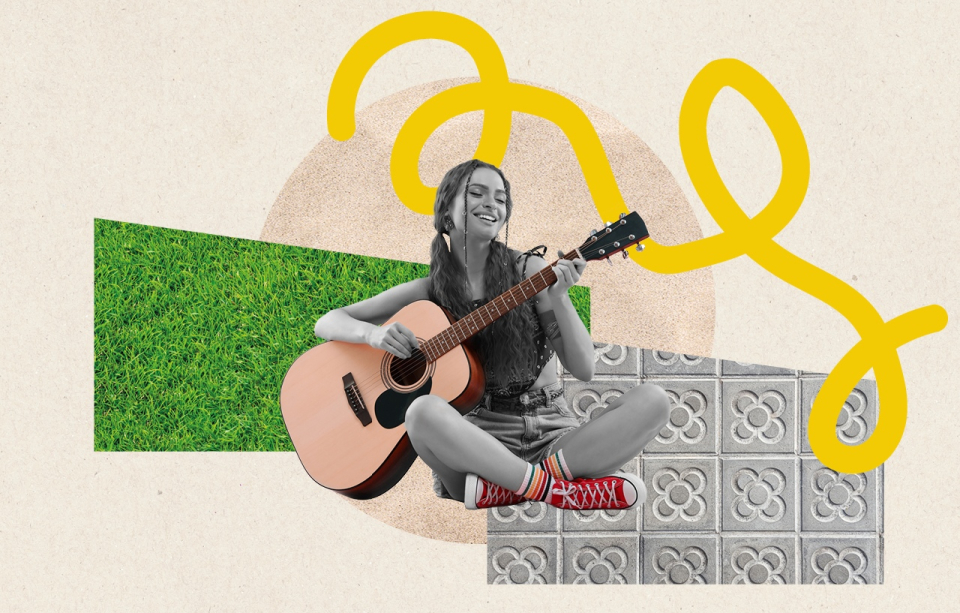 Noia asseguda tocant la guitarrra